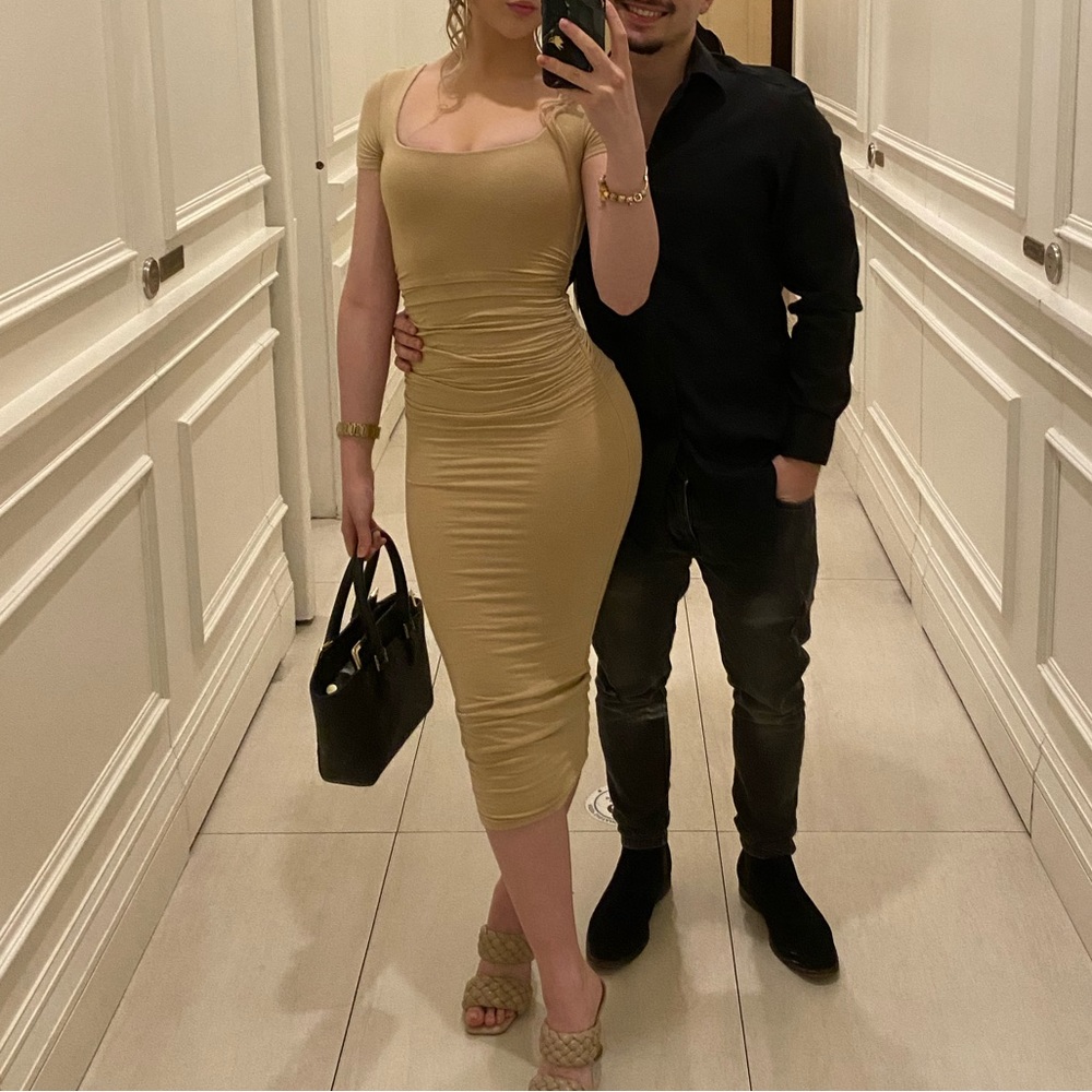 Super pretty nude ohpolly ruched short sleeves body on dress🖤